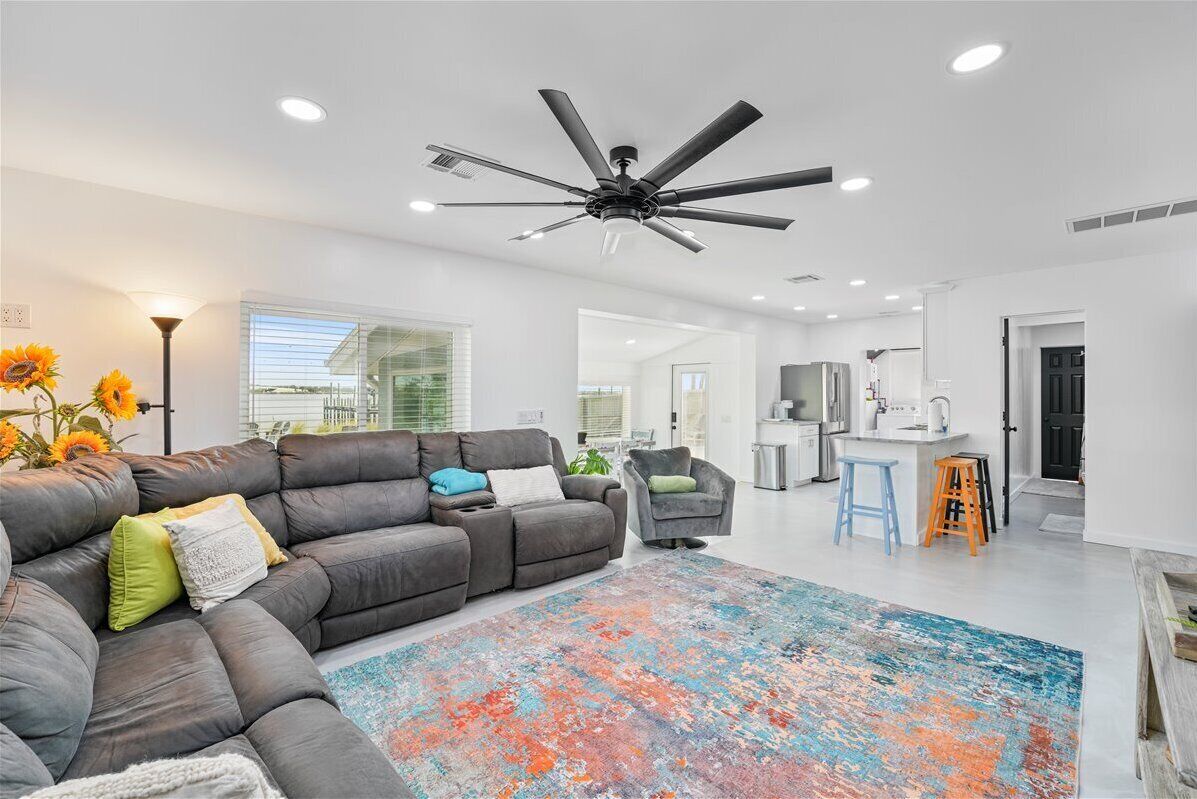 Televisión y chimenea 