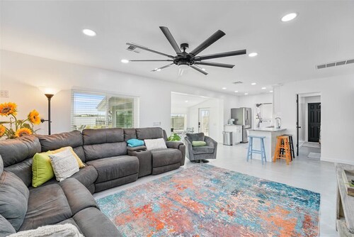 Waterfront Escape on the Manatee River - Charming 3-bedroom house in Ellenton