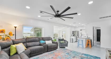 Waterfront Escape on the Manatee River - Charming 3-bedroom house in Ellenton