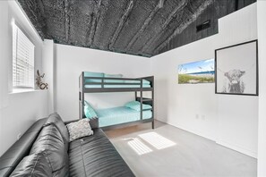 Iron/ironing board, Internet, bed sheets