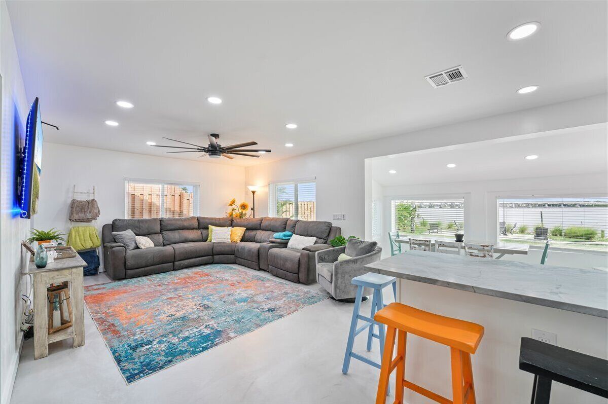 Waterfront Escape On The Manatee River - Charming 3-bedroom House In Ellenton - Ellenton, FL