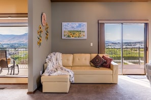 Living area - Stunning River & Mountain View Retreat | Spacious East Wenatchee Home (East Wenatchee)