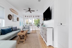 Smart TV - Luxury 4BR/4.5BA Waterfront Home in Sandestin • Golf Carts/Golf • Pool • Beach (Miramar Beach)