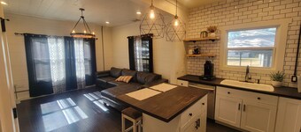 Soothing 2-bedroom house with AC in charming Stephenville