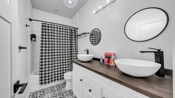 Serviettes fournies, savon, papier toilette