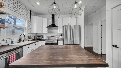 Soothing 2-bedroom house with AC in charming Stephenville