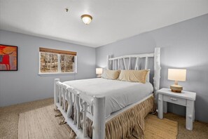 3 bedrooms, free WiFi, bed sheets - Mountain Village Escape | Walk to Slopes + Views (Mountain Village)