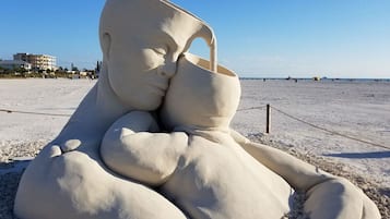 Ligstoelen aan het strand