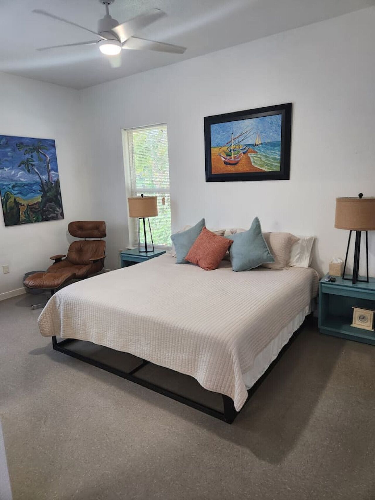 Escritorio, tabla de planchar con plancha, wifi y ropa de cama 