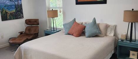 Escritorio, tabla de planchar con plancha, wifi y ropa de cama