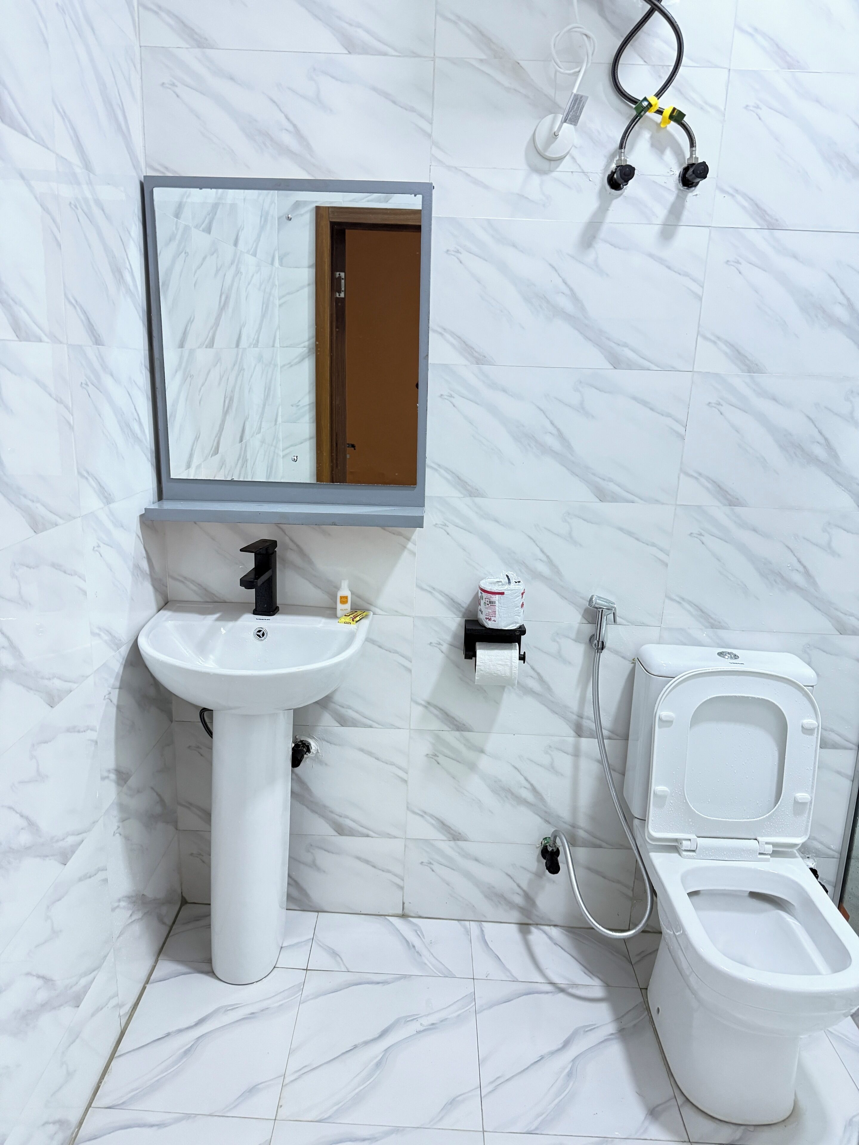 Serviettes fournies, savon, shampoing, papier toilette