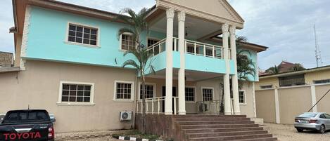 Fachada de la propiedad