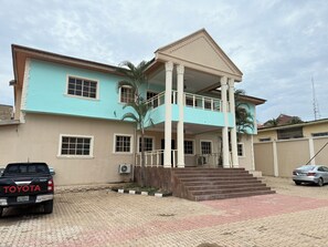 واجهة المنشأة