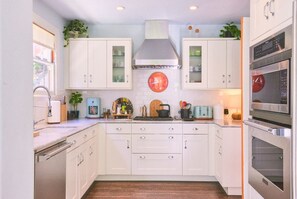 Private kitchen - Peaceful 3-bedroom house in West Hollywood (West Hollywood)