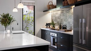 Refrigerador, microondas, parrilla de estufa y lavavajillas 