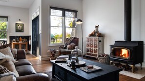 Smart TV, chimenea y estéreo 