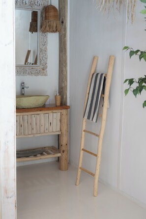 Shower, towels, soap, shampoo - Tribu Eco Beach (Francisco Alvarez)