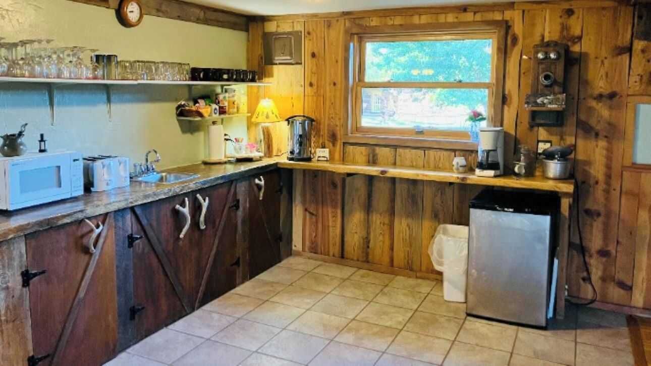 雪櫃、微波爐、咖啡機/沖茶器、多士爐