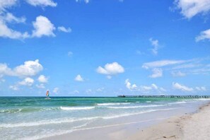 Beach nearby - Azule - Waterfront Villa with Private Dock (Indian Rocks Beach)