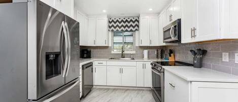 Réfrigérateur, micro-ondes, four, plaque de cuisson