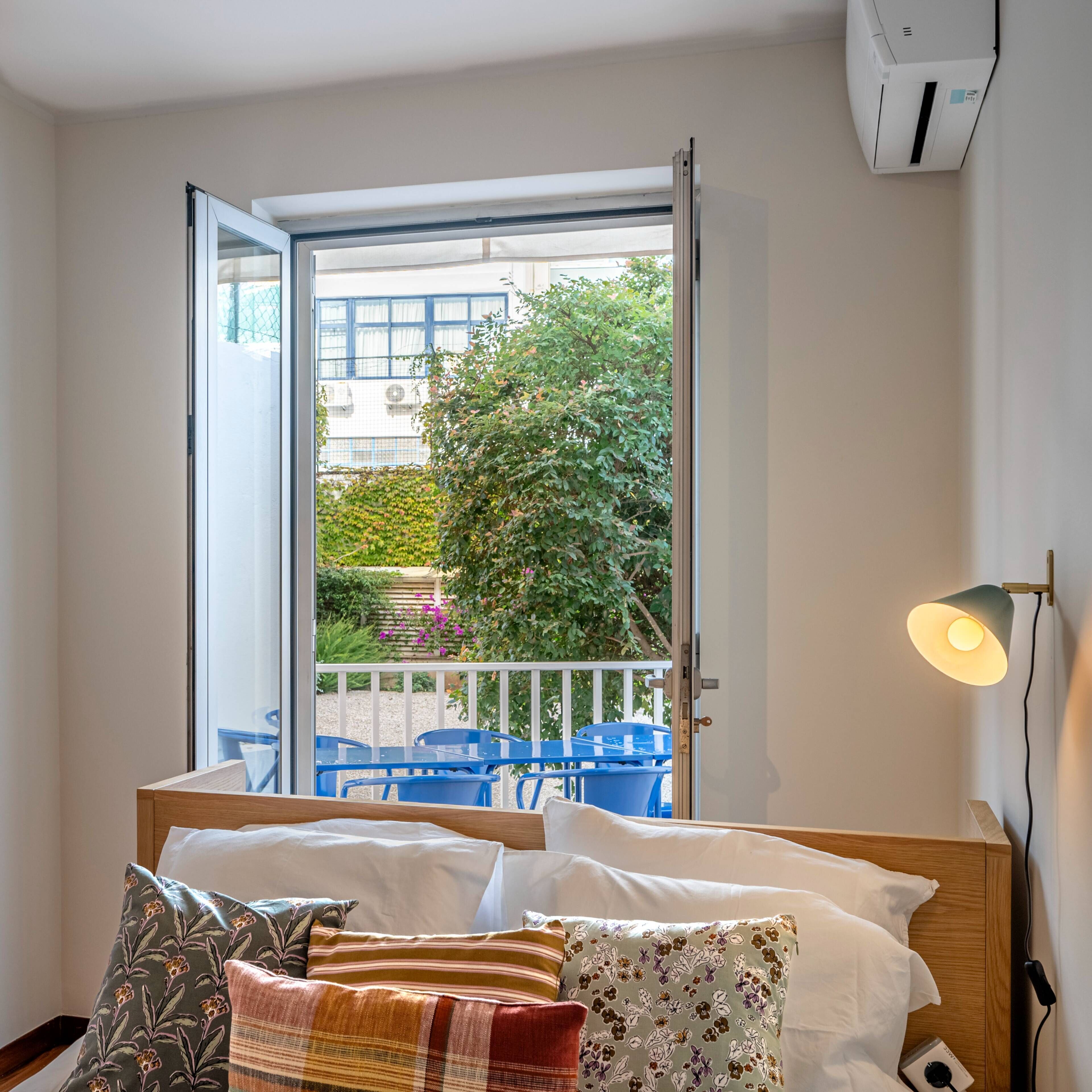 Een strijkplank/strijkijzer, internet, beddengoed