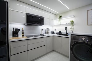 Private kitchen - Modern Cozy Apt Just Steps from the Beach (Crolina)