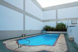 An indoor swimming pool with a clear blue water, surrounded by walls and a concrete floor. - Modern Cozy Apt Just Steps from the Beach (Crolina)