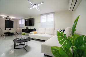 Smart TV - Modern Cozy Apt Just Steps from the Beach (Crolina)
