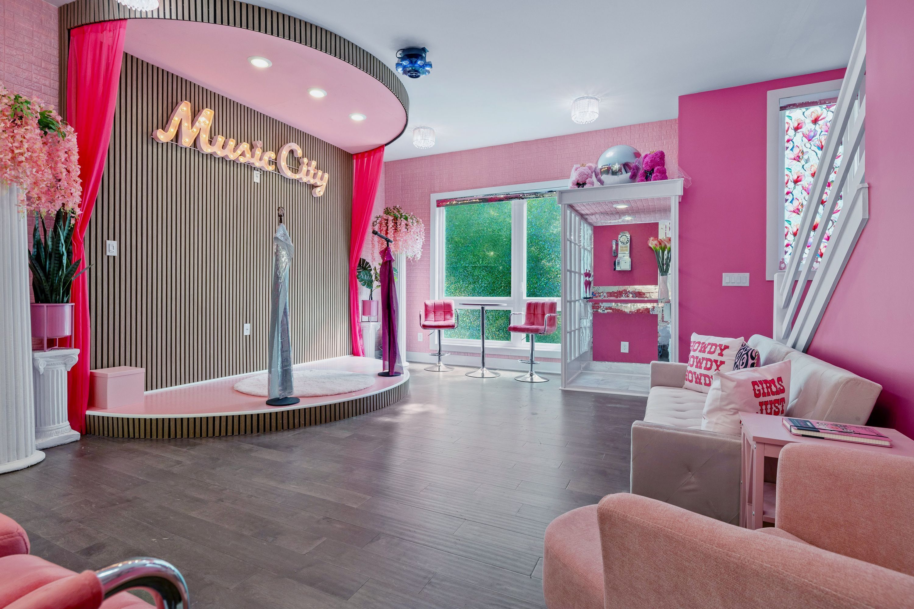 House | 4 bedrooms, desk