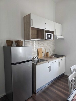 Refrigerador, microondas, placa de cocina, cafetera/tetera