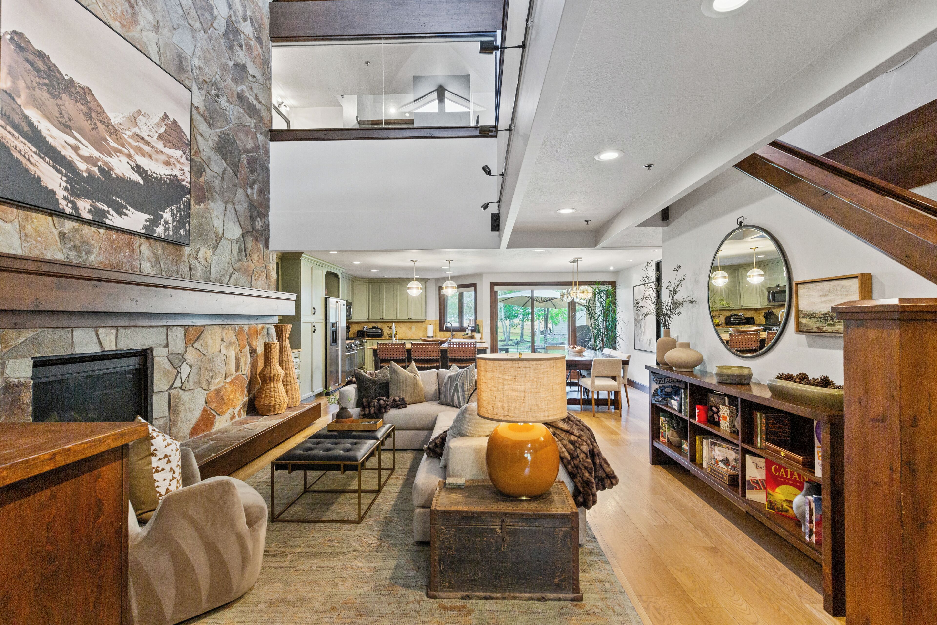 Smart-TV, Kamin, Bücher