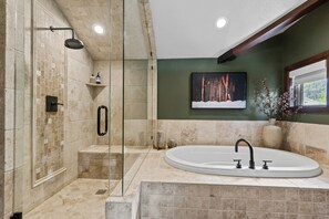 Jetted bath, hair dryer, towels, soap - Spacious 3BR Park City Townhome w/ Fireplace & Open Layout (Park City)