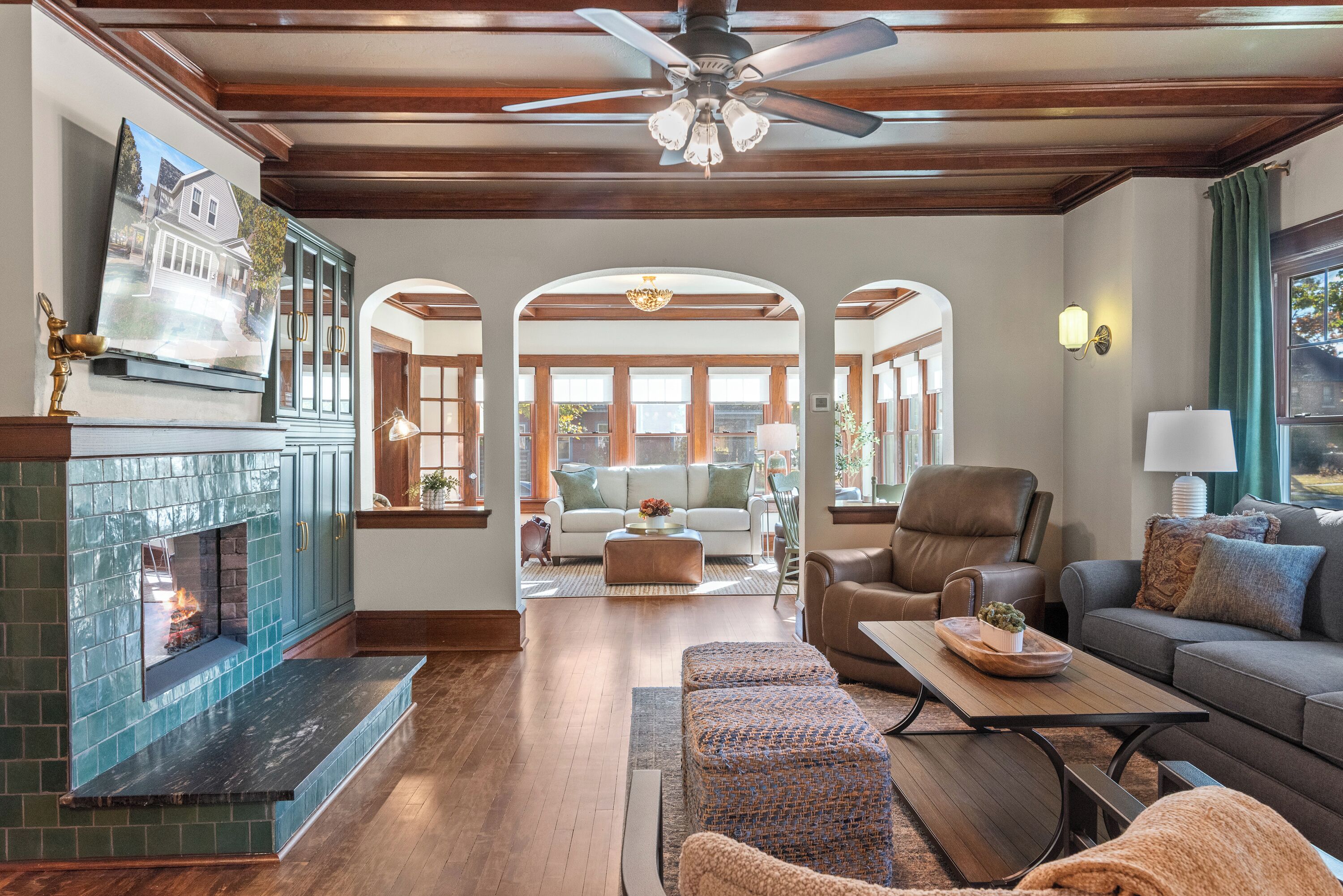 Älytelevisio, takka, työhuone, tietokoneen näyttö