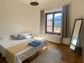 办公桌、熨斗/熨衣板、旅行婴儿床、免费 WiFi