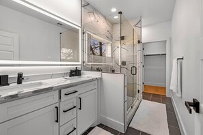 Shower, hair dryer, towels, soap - 6BD Duplex, Modern, Lux, Free Park, Pool Table (Dallas)