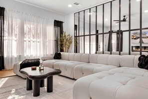 Living area - 6BD Duplex, Modern, Lux, Free Park, Pool Table (Dallas)