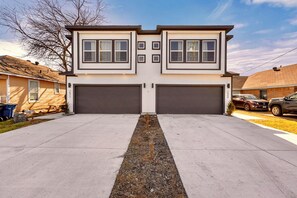 Property grounds - 6BD Duplex, Modern, Lux, Free Park, Pool Table (Dallas)
