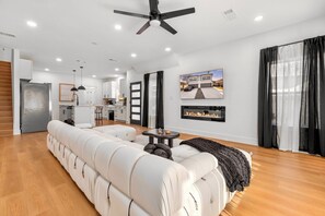Living area - 6BD Duplex, Modern, Lux, Free Park, Pool Table (Dallas)