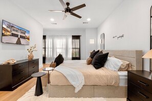 6 bedrooms, iron/ironing board, WiFi, bed sheets - 6BD Duplex, Modern, Lux, Free Park, Pool Table (Dallas)
