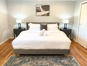 4 habitaciones, escritorio y tabla de planchar con plancha