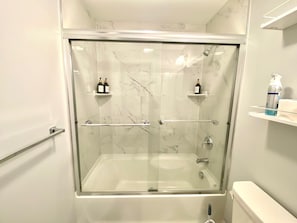 Secador de pelo, toallas, jabón, shampoo