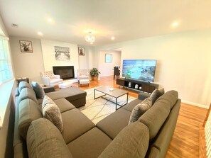 Smart TV, ping pong - 4 Bed, 3 Bath Urban Luxury in Central CT w/ free RV parking (Newington)