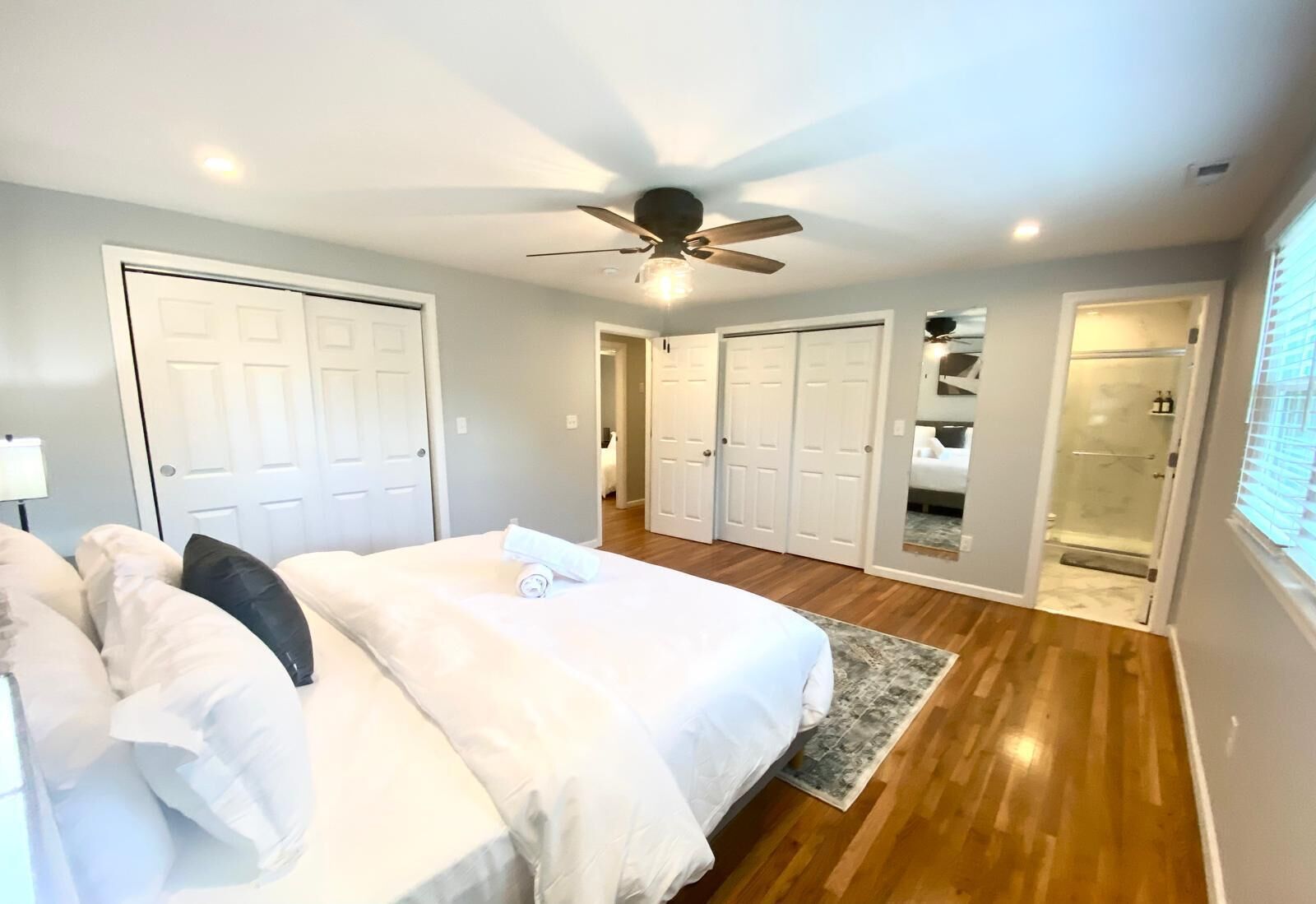 Bureau, fer et planche à repasser, lit parapluie, Wi-Fi gratuit