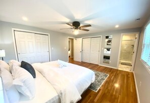 Desk, iron/ironing board, travel cot, free WiFi - 4 Bed, 3 Bath Urban Luxury in Central CT w/ free RV parking (Newington)