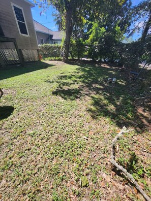 Property grounds - 1br 1ba Duplex on 29th (Galveston)