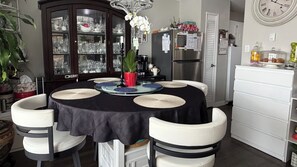 Dining - Effortless Downtown Calgary Executive Condo | 6 to 8 Month Occupancy | $1,980/mo (Calgary)