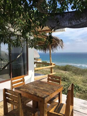 Outdoor dining - Oceanfront cabin/Little tiny house (Manta)