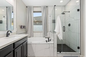 Hair dryer, towels, soap, toilet paper - The Saguaro Oasis Home • Arcade • BBQ Grill (San Tan Valley)