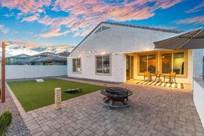 Outdoor dining - The Saguaro Oasis Home • Arcade • BBQ Grill (San Tan Valley)