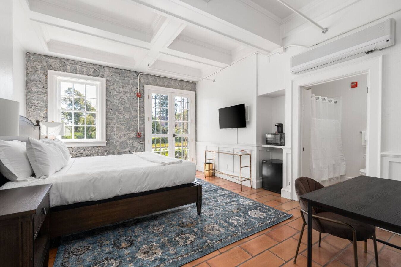 Desk, iron/ironing board, WiFi, bed sheets